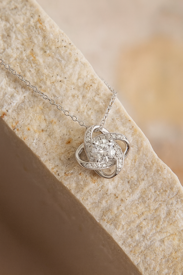 Collar con colgante trebol